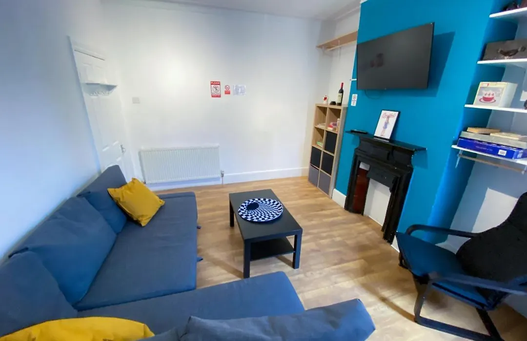 4 Bedroom House Parking & Garden Near Central London-1