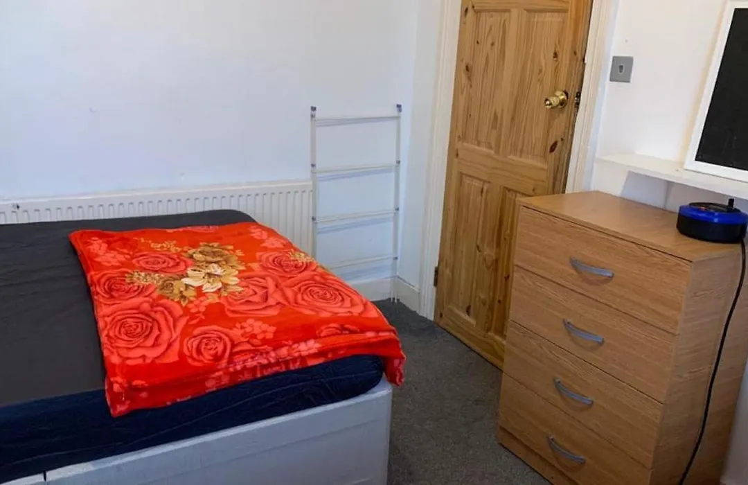 Extra Large Bedroom In London Beside The St James Street Railway Station-1