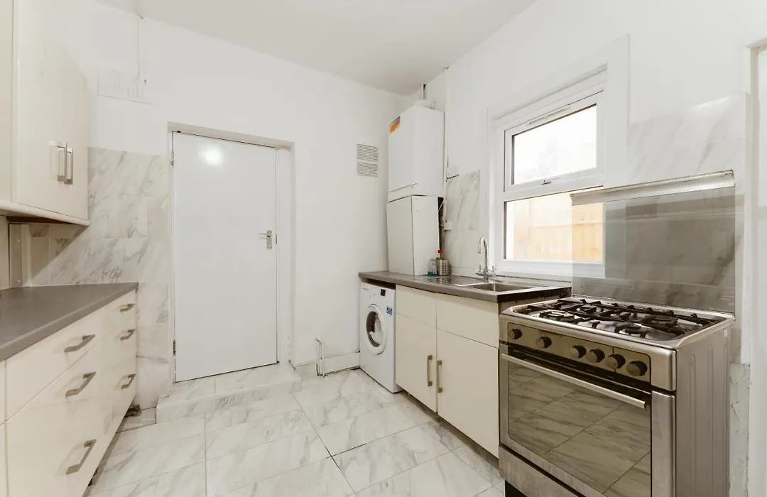 Great Rooms In Plaistow-1