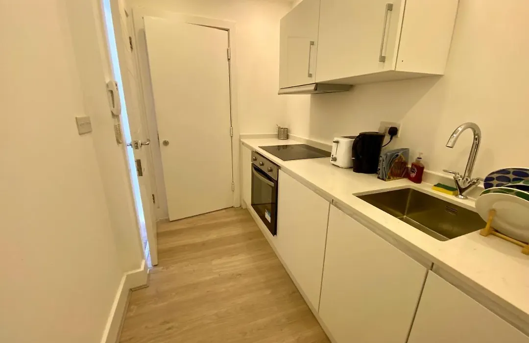 Cozy Modern Studio 3 With Free Parking-1