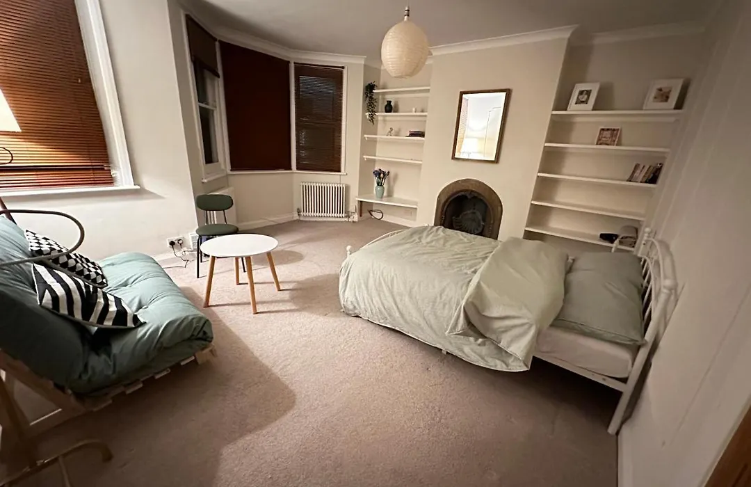 Spacious Room Near Underground-1
