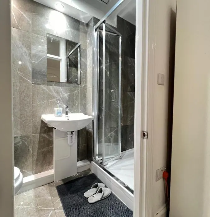 Stayeasy En-Suite London-1