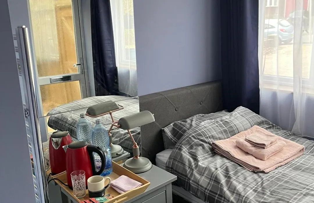 Cozy Guest Room In High Barnet-1