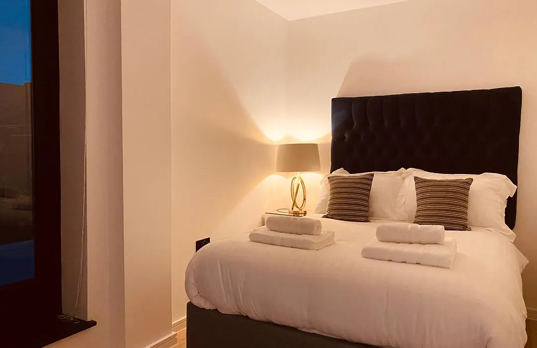 Spacious 3 Bed City Apartment With Terrace-1