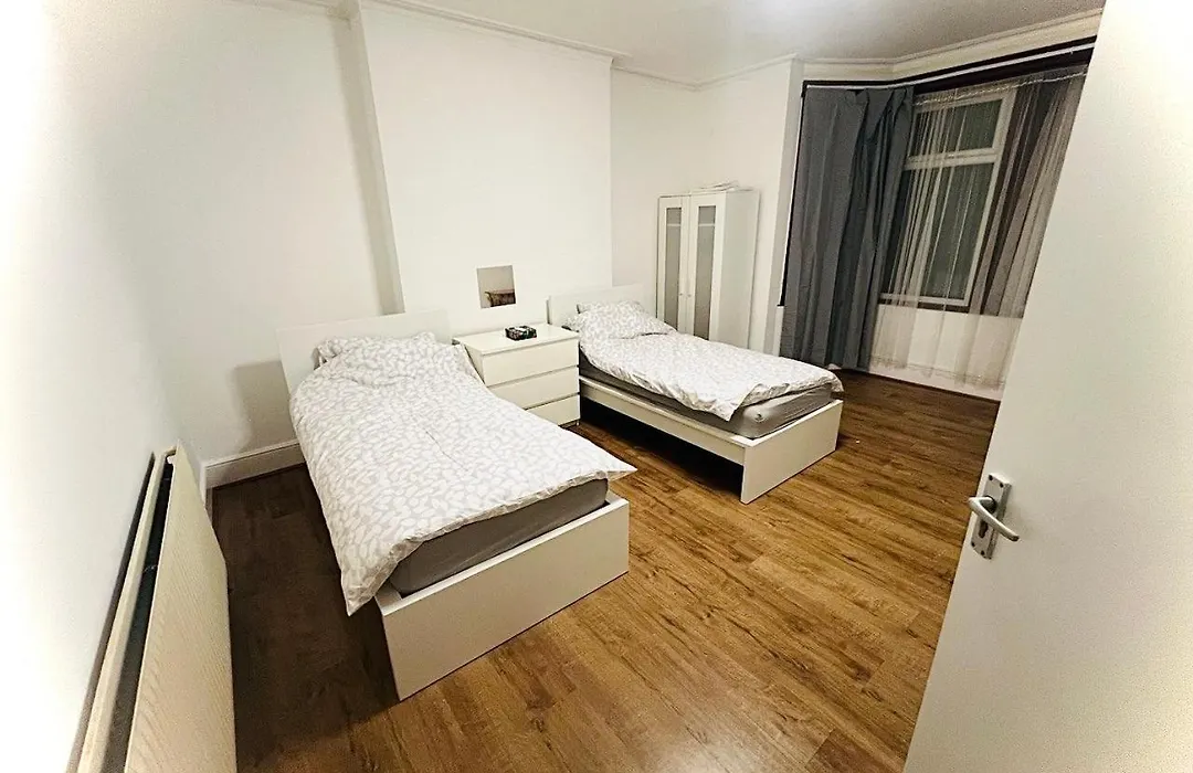 Two Beautiful Single Bed In Large King Size Room 11-1