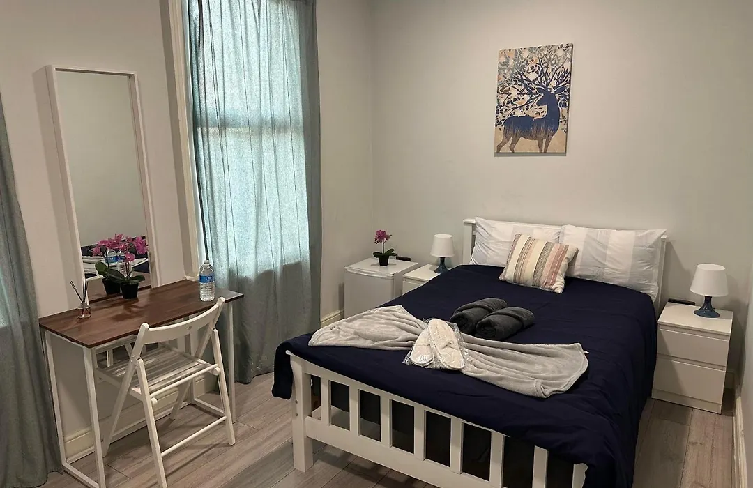 Apt - Sleeps 2 - Pets Ok - Acton Park & Stn Close-1