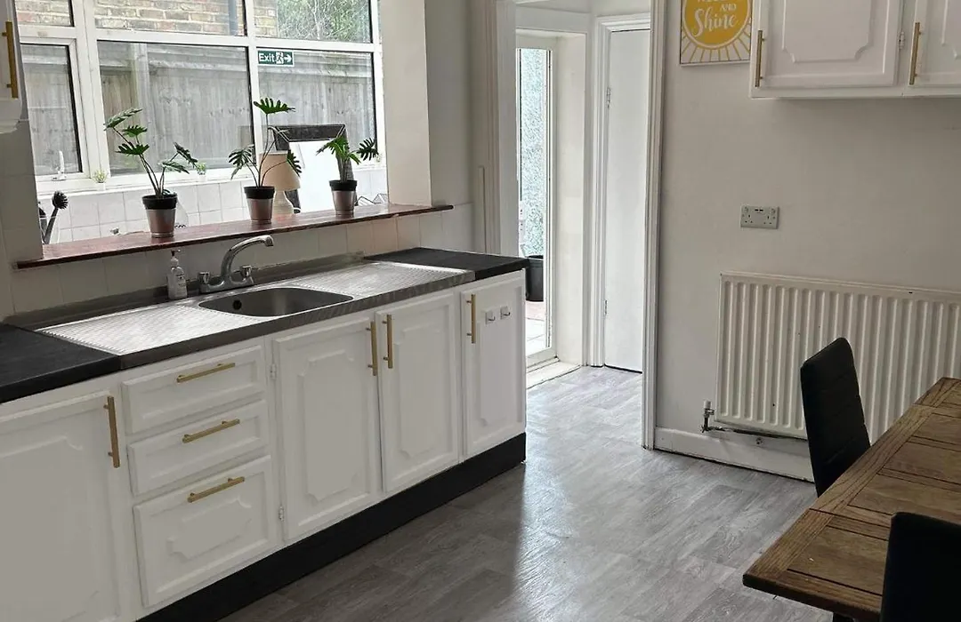 Balham, South London Spacious Guest House 5, 6 Rooms Available-1