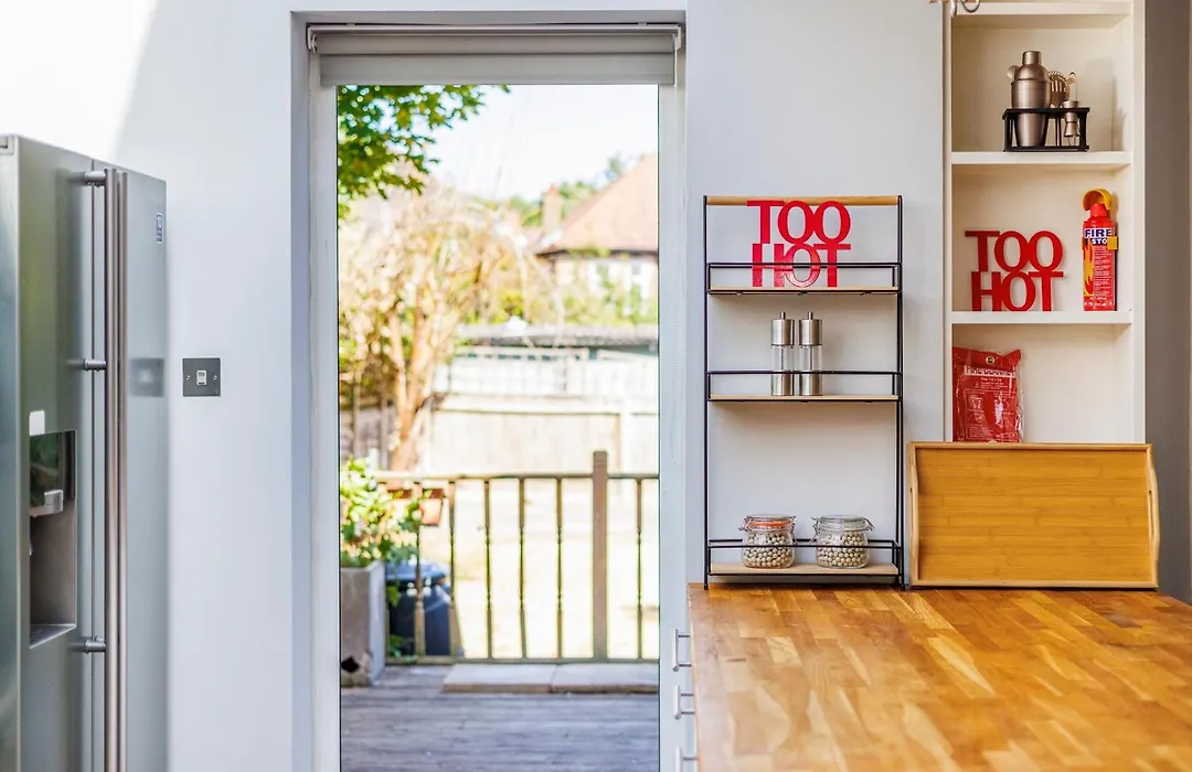 6 Bedroom House By Av Stays Acton Sleeps 11 Free Parking-1