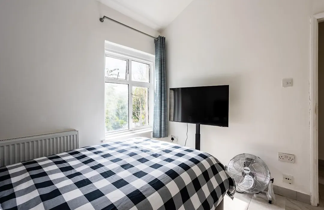 4 Bedroom House With Garden, Parking & 3 Mins Walking Distance From Train Station-1