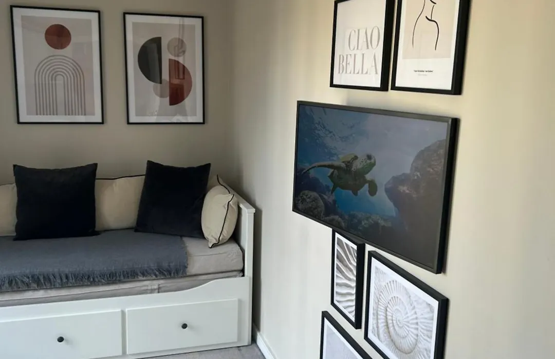 Cosy Bedroom In Luxury Apartment-1