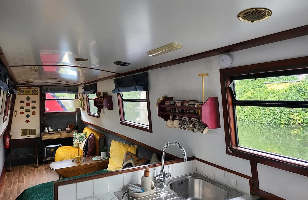 Comfy Canal Boat In Little Venice By Paddington For Family & Friends-1
