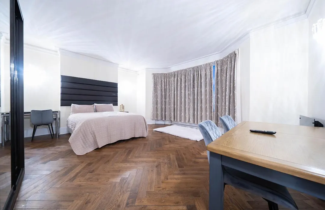 Hyde Park Serviced Rooms-1