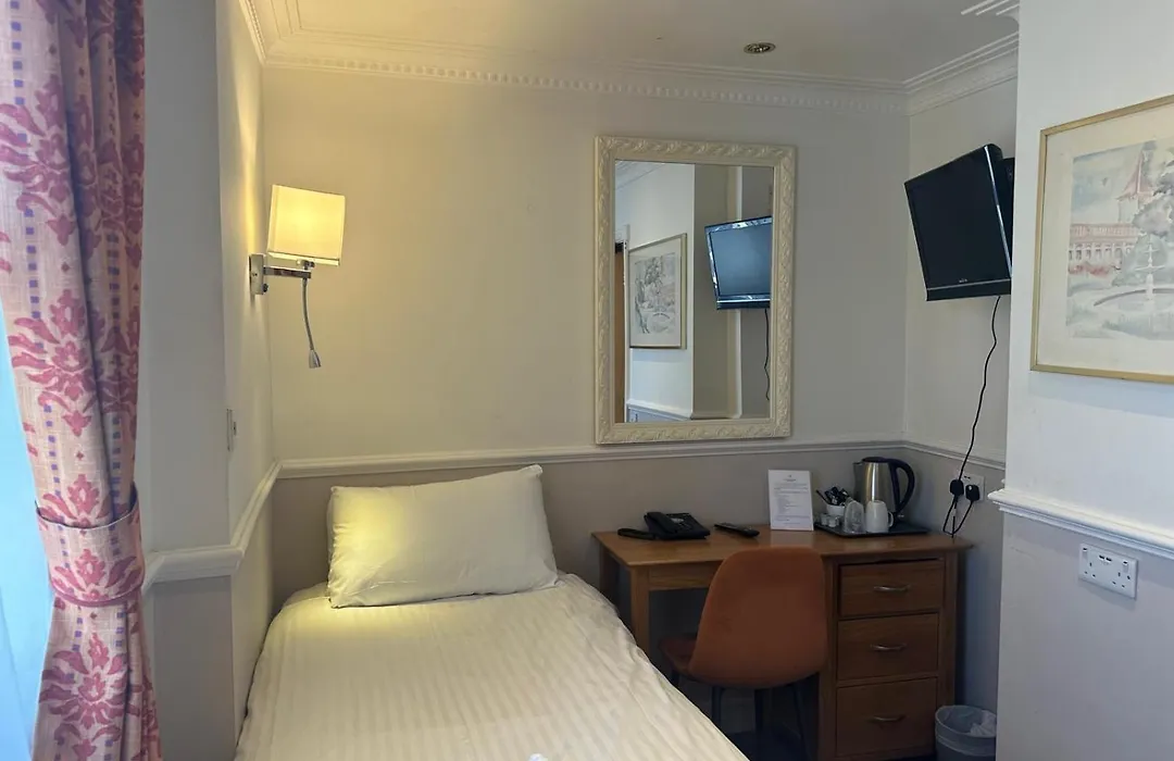 Hyde Park Radnor Hotel B&B-1