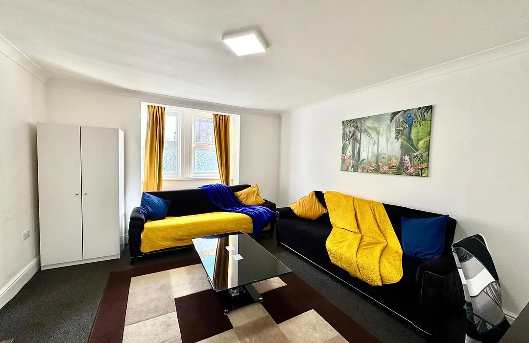 4 Bedrooms House, 3 Bathrooms , Separate Reception, Full Kitchen, Garden, Parking-1