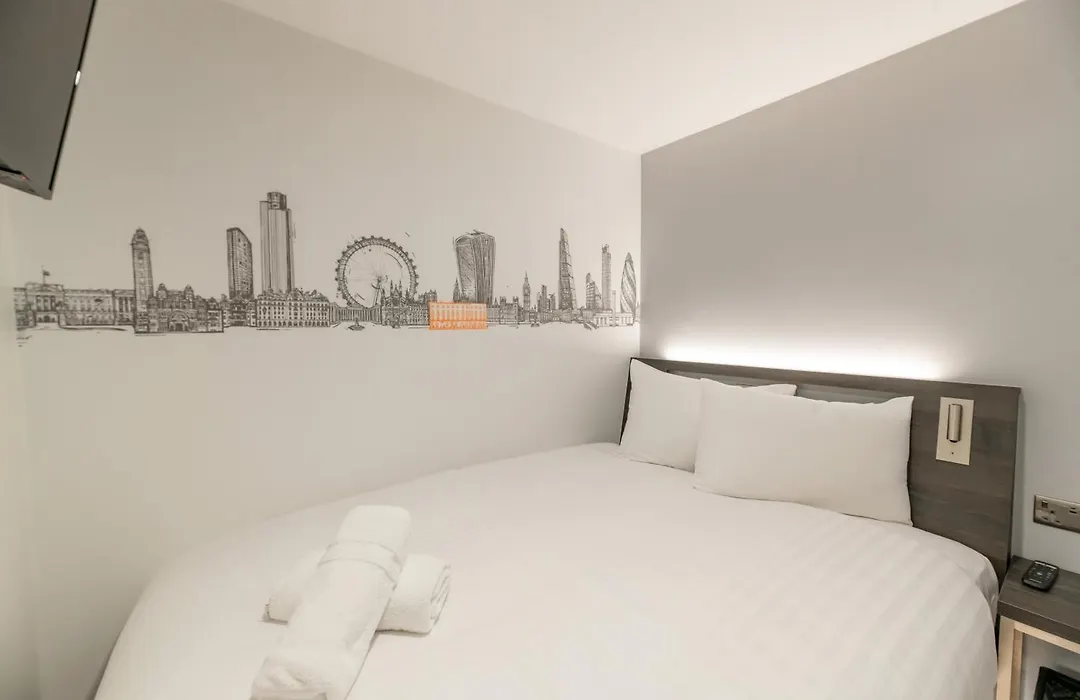Easyhotel Victoria-1