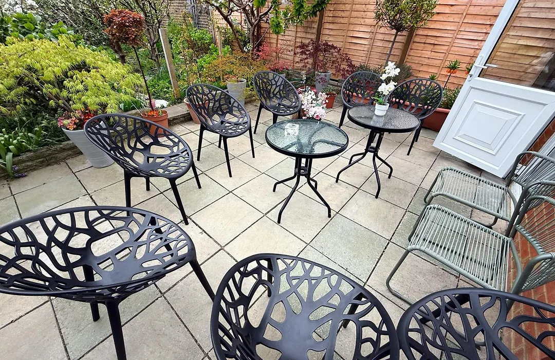 Luxurious House Near Excel- Air Conditioning, 9 Beds, 2 Baths, Garden, Fast Wifi-1