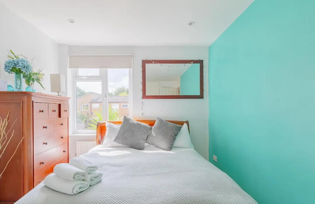 Stunning 3 Bedroom House With Garden In Battersea-1