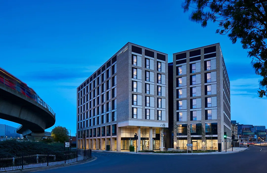 Courtyard By Marriott London City Airport-1
