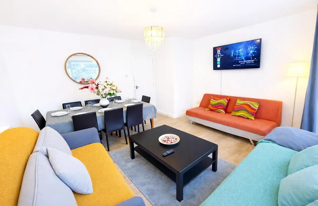 Stunning Four Bedroom House Close To Excel, O2 & Central London With Free Parking-1
