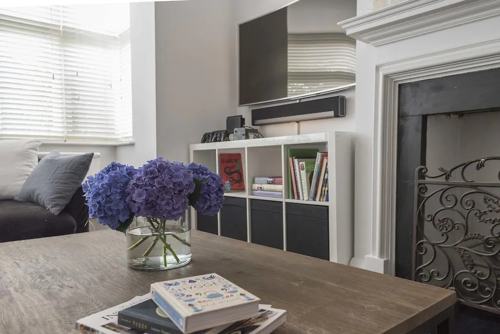 Fashionable Family Home In Southfields-1