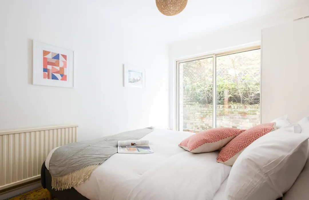 The Kensington Grove - Stylish 2Bdr Flat With Private Patio-1