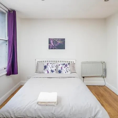 Oyo Home Plender Street 1-3