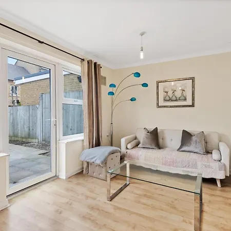 Super 2 Bedroom House Near Canary Wharf, O2 Arena & London Excel For 5 People-3