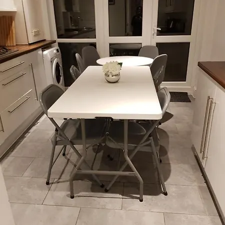 Beautiful Home In London-2