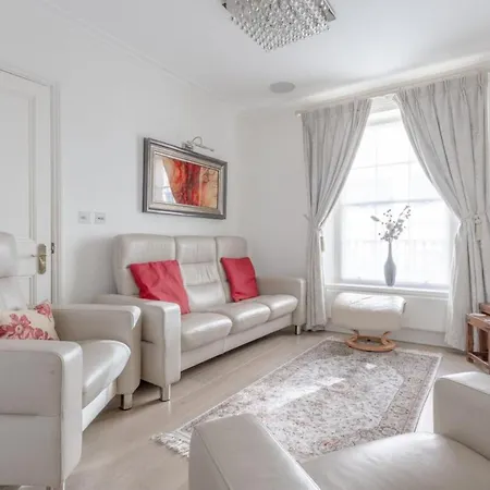 Stunning & Modern 3 Bedroom Home In Victoria-3