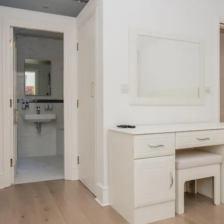 Stunning & Modern 3 Bedroom Home In Victoria-2