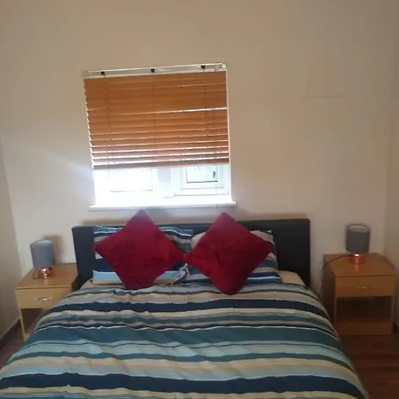 Acton Central Roomz London-3