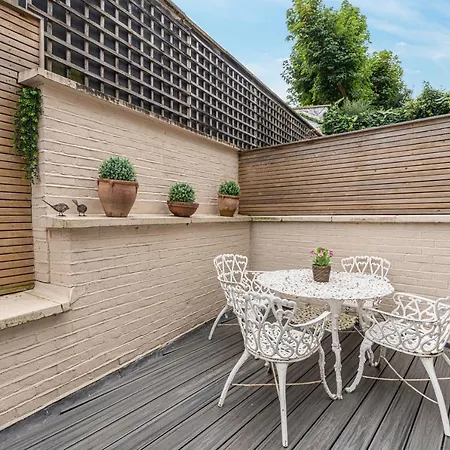 Stylish Mews House With Parking-2