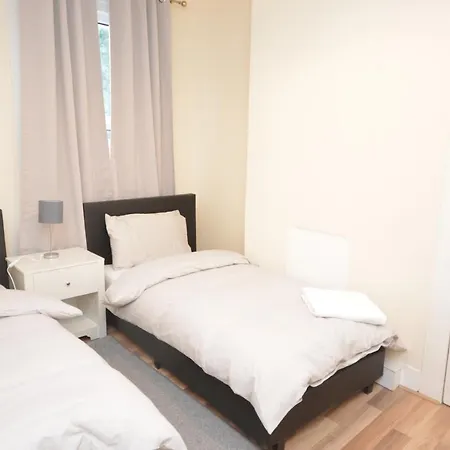Cheerful 4 Bedroom House In Greater London-2