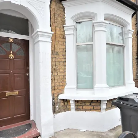 Cheerful 4 Bedroom House In Greater London-3