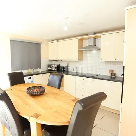 Lovely 4 Bed House London-3