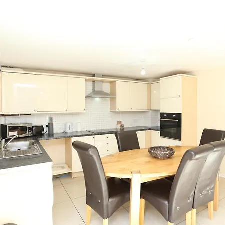 Lovely 4 Bed House London-2