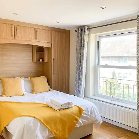 Battersea Wharf Is A Large 3 Bedroom Townhouse In Battersea-3