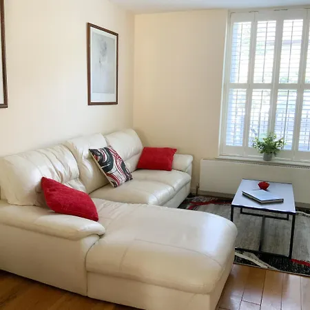 Battersea Wharf Is A Large 3 Bedroom Townhouse In Battersea-2