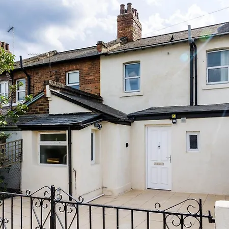 4 Bedroom House With Garden, Parking & 3 Mins Walking Distance From Train Station-2