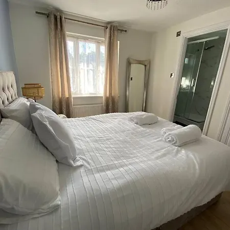 Stunning 3 Bedroom Family House In London, Private Parking And Garden, With Great Transport Links To Central London, The Excel Centre, Canary Wharf, The O2!-2
