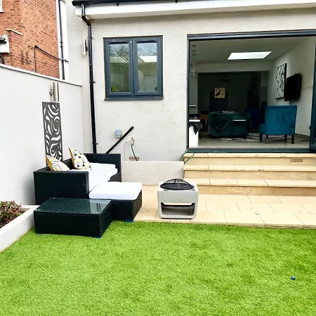 Cosy Trio: Flexible Stay Near Mall with Parking-2