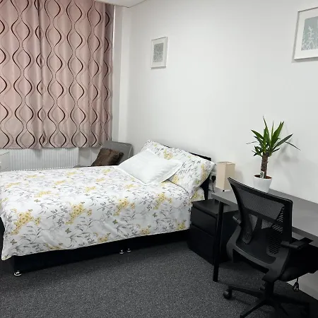 Lovely Double Room In Serviced Apartment - London-3