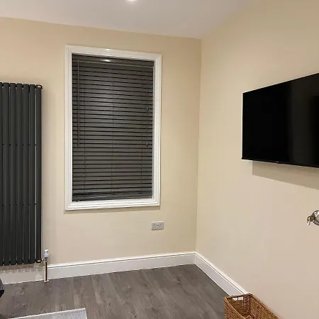 Beautiful Rooms Only Few Steps Away From Bruce Grove Tottenham Stadium-3
