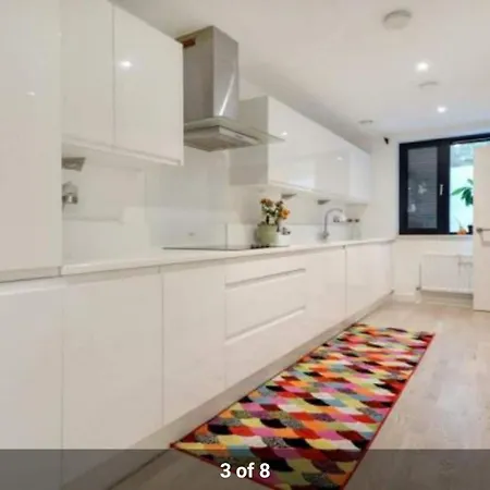 Cape House London: Spacious 4-Bedroom Retreat with Garden-3