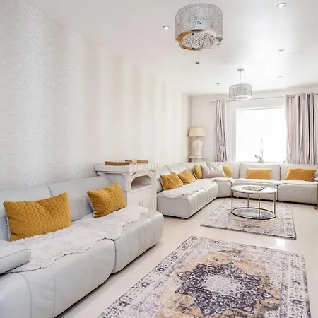 Spacious 5 Bed, 2 Bathrooms House With A Private Garden-3