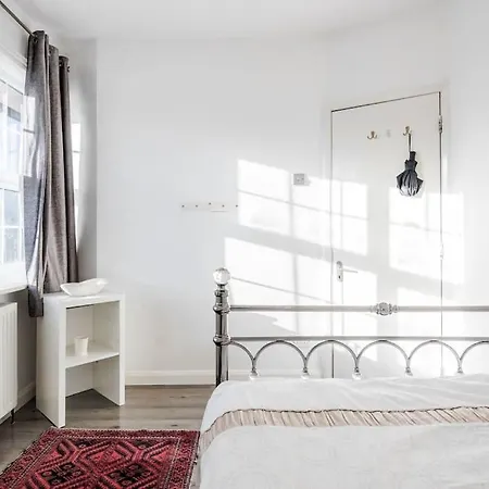 Spacious 5 Bed, 2 Bathrooms House With A Private Garden-2