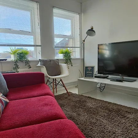 2 Bed Functional House Close To Manor Park Train Station-2