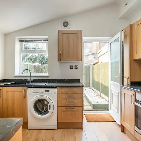 2 Bed Terraced House With Loft In Stratford London-2