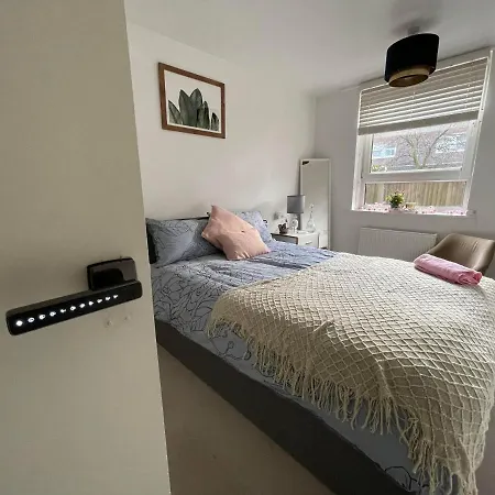 Cosy & Quiet Double Bedroom Facing The Private Garden-2