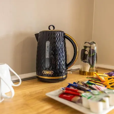 Stunning 3 Bed Home In New Malden, South West London -Newly Decorated - Free Parking - Ultrafast Wifi - Smart Tv - Netflix - Sleeps Up To 6! Close To Wimbledon And Kingston.-2